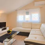 Charmantes Nur 800 Meter Zum Mit Pool, Grillbereich, Waschmaschine 포레치
