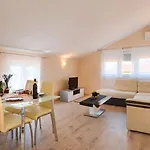 Charmantes Nur 800 Meter Zum Mit Pool, Grillbereich, Waschmaschine 포레치
