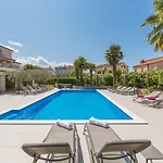Charmantes Nur 800 Meter Zum Mit Pool, Grillbereich, Waschmaschine *