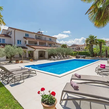 Charmantes Nur 800 Meter Zum Mit Pool, Grillbereich, Waschmaschine Апартаменты Пореч