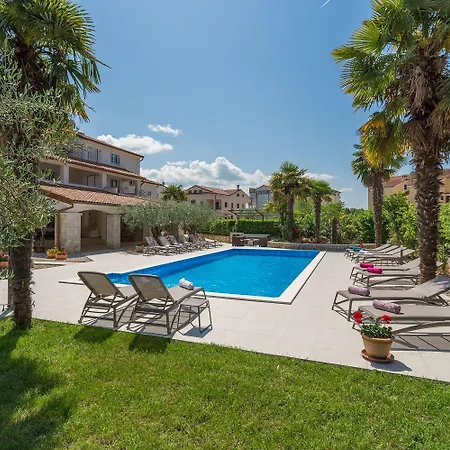 Charmantes Nur 800 Meter Zum Mit Pool, Grillbereich, Waschmaschine *