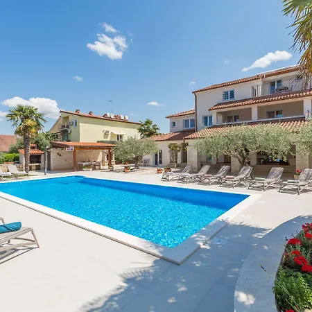 Апартаменты Charmantes Nur 800 Meter Zum Mit Pool, Grillbereich, Waschmaschine Пореч