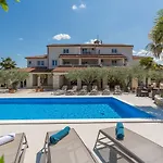 Charmantes Nur 800 Meter Zum Mit Pool, Grillbereich, Waschmaschine Apartman Porec