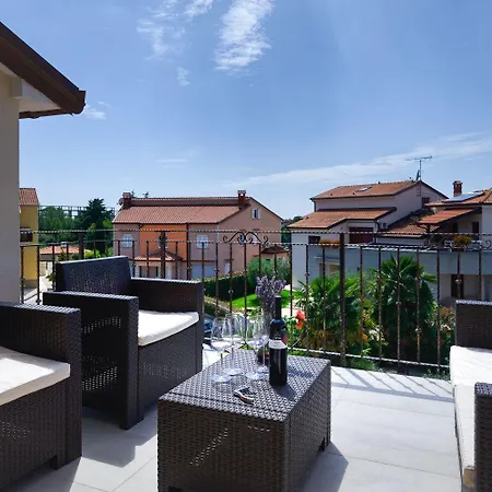 Charmantes Nur 800 Meter Zum Mit Pool, Grillbereich, Waschmaschine Porec