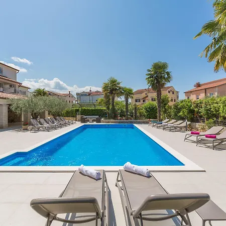 Charmantes Nur 800 Meter Zum Mit Pool, Grillbereich, Waschmaschine *