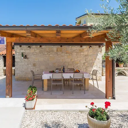 Charmantes Nur 800 Meter Zum Mit Pool, Grillbereich, Waschmaschine